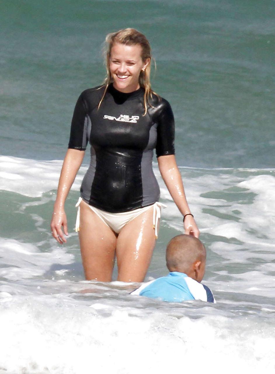 16P Reese Witherspoon almost upskirt while exit from car and topless