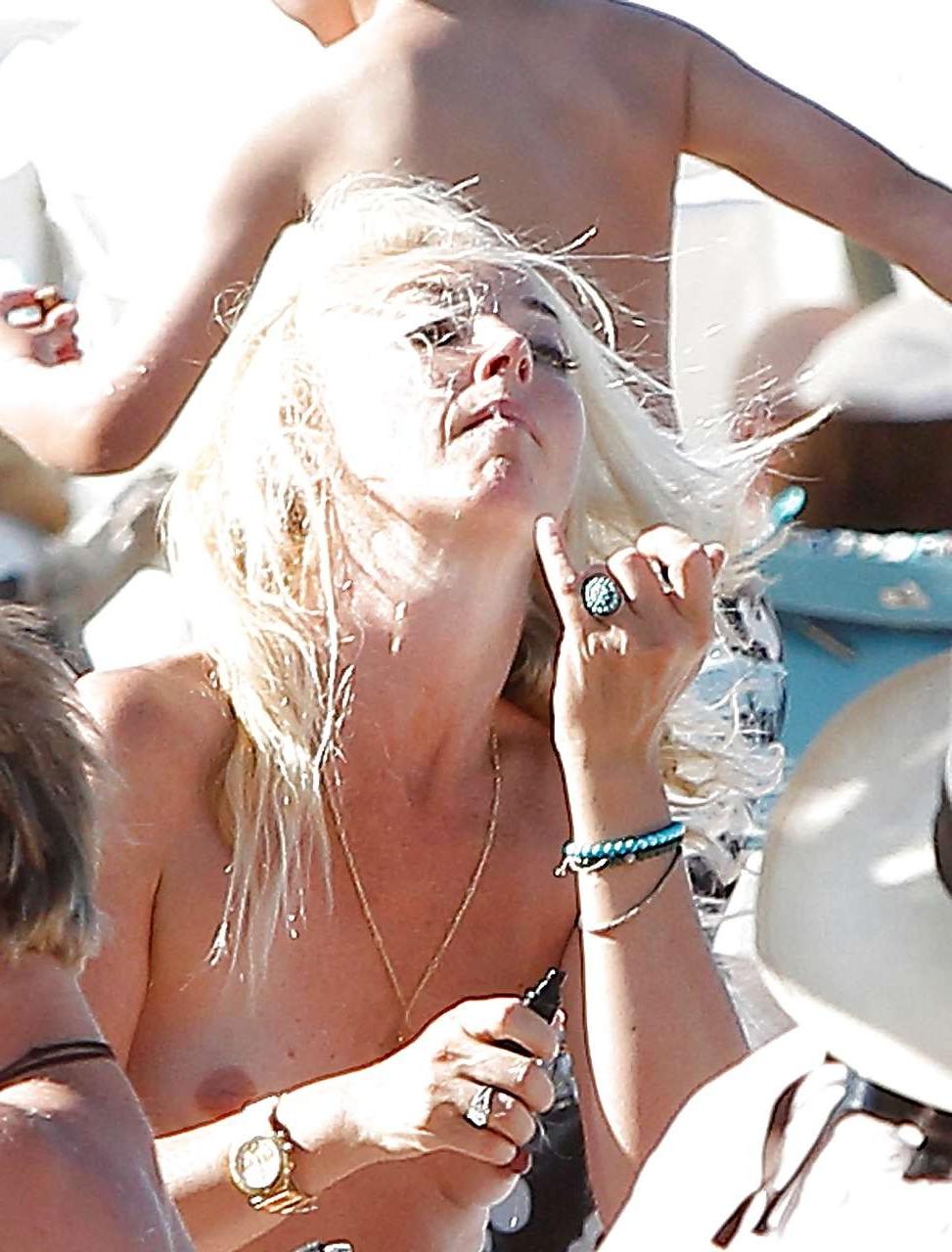 16P Tamara Beckwith showing her pussy upskirt in car and her tits on beach caught by