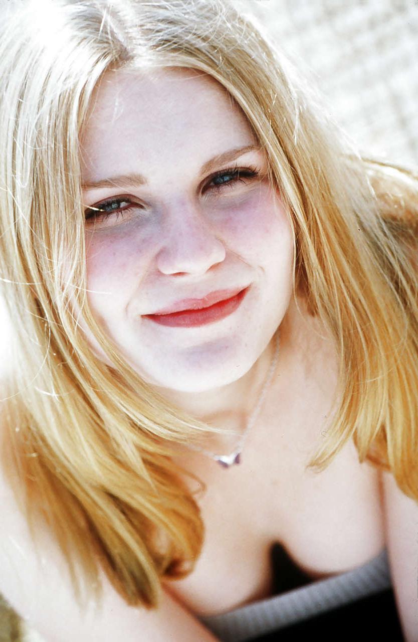 16P Kirsten Dunst showing her pussy upskirt in car and sexy in bikini caught by papa