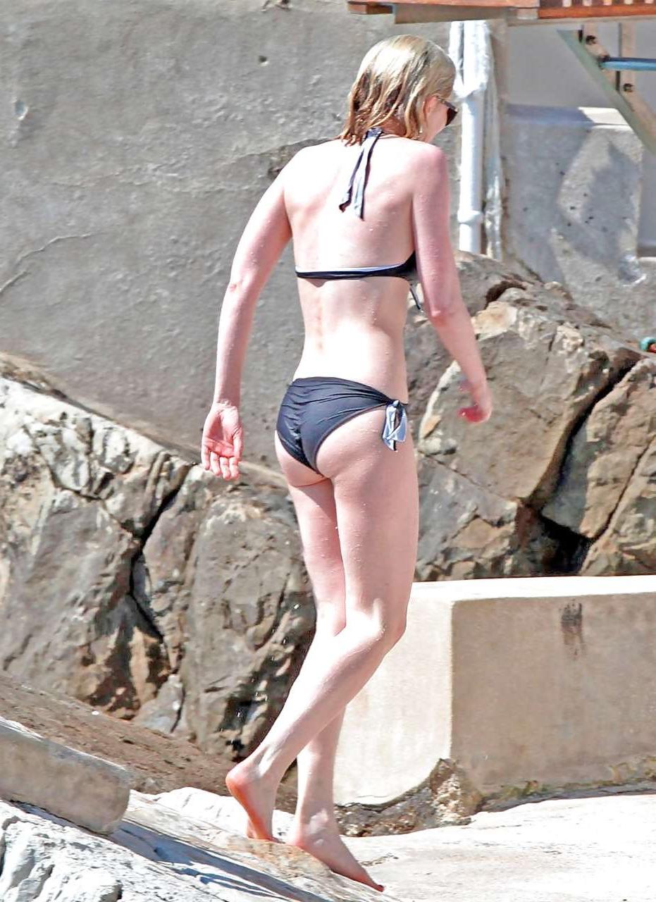 16P Kirsten Dunst showing her pussy upskirt in car and sexy in bikini caught by papa