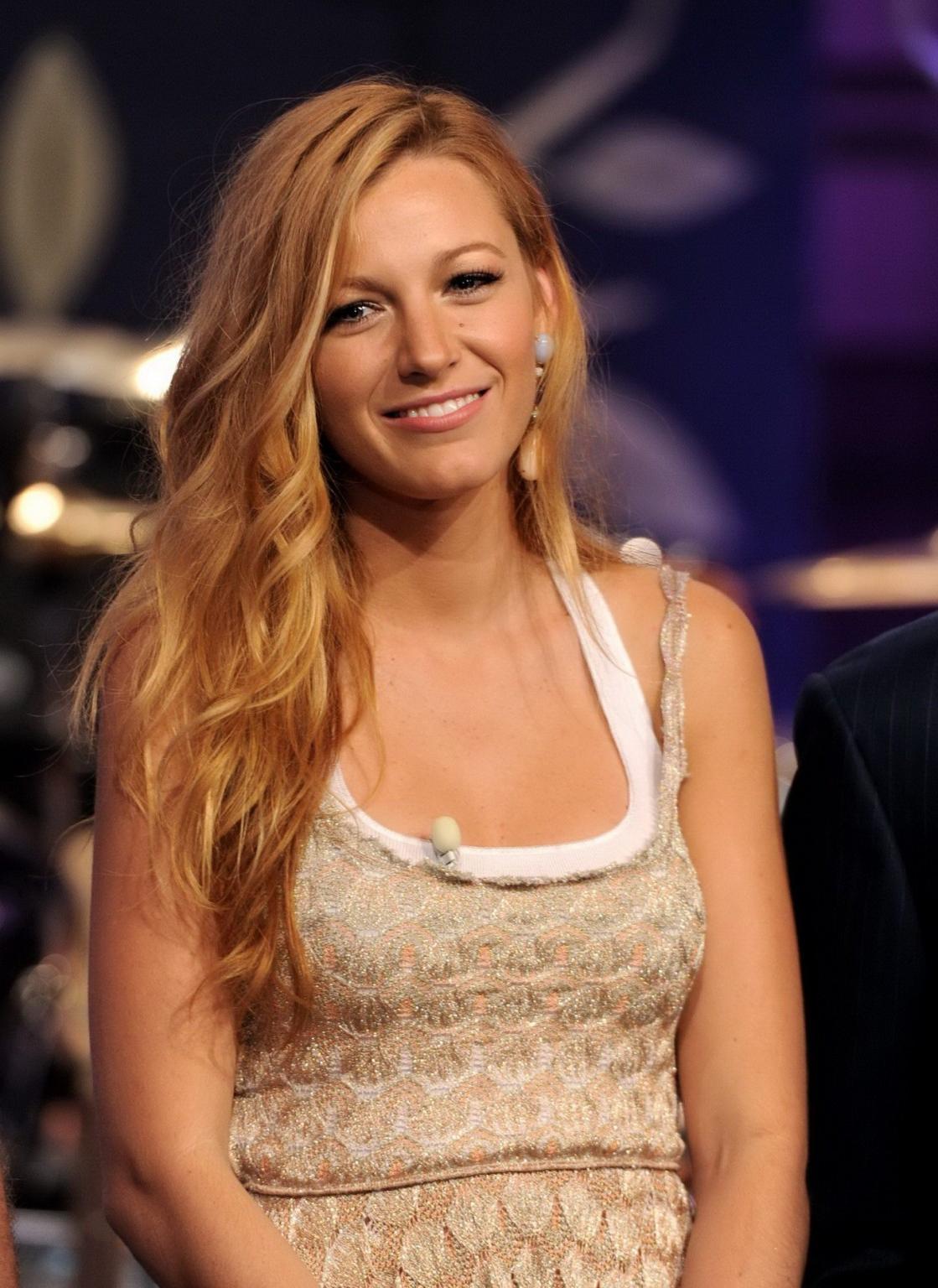 16P Blake Lively looks very sexy guesting on Jey Leno show