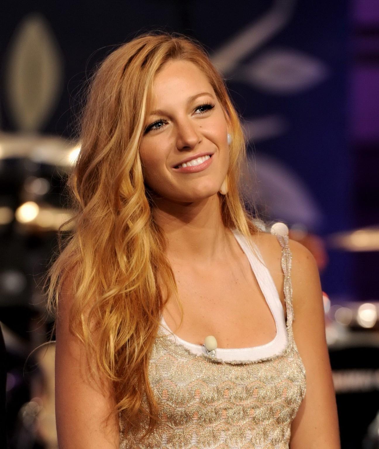 16P Blake Lively looks very sexy guesting on Jey Leno show