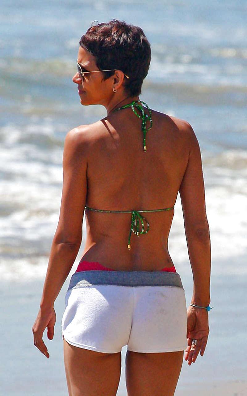 16P Halle Berry looking sexy in bikini on beach and show her pussy