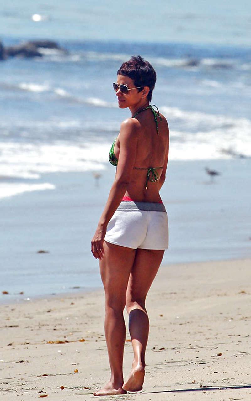 16P Halle Berry looking sexy in bikini on beach and show her pussy