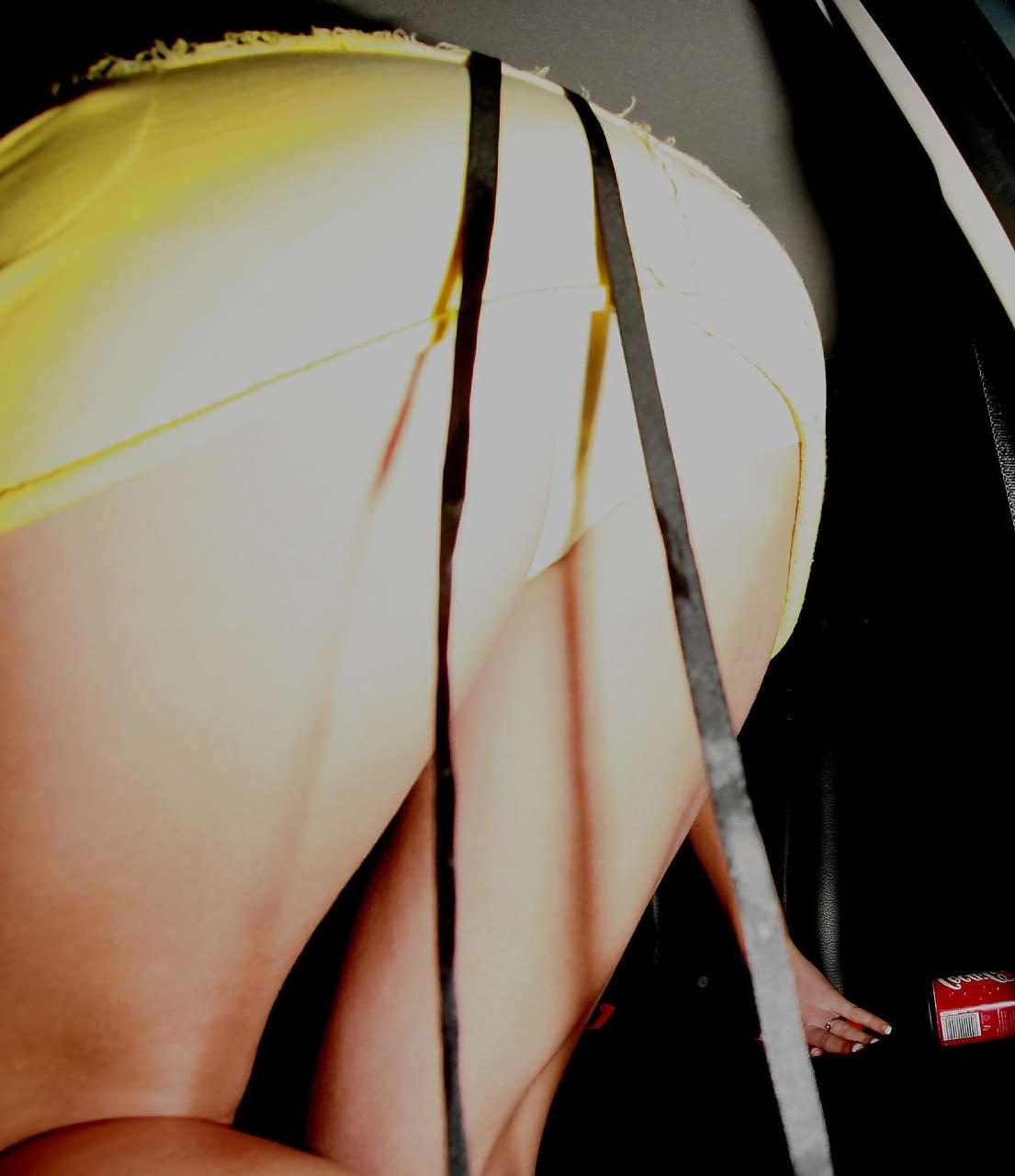 16P Gemma Atkinson flashing her ass while exit from car upskirt paparazzi pictures