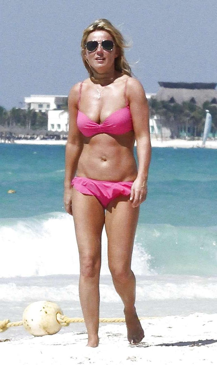 16P Geri Halliwell exposing her big boobs and upskirt in car paparazzi pictures