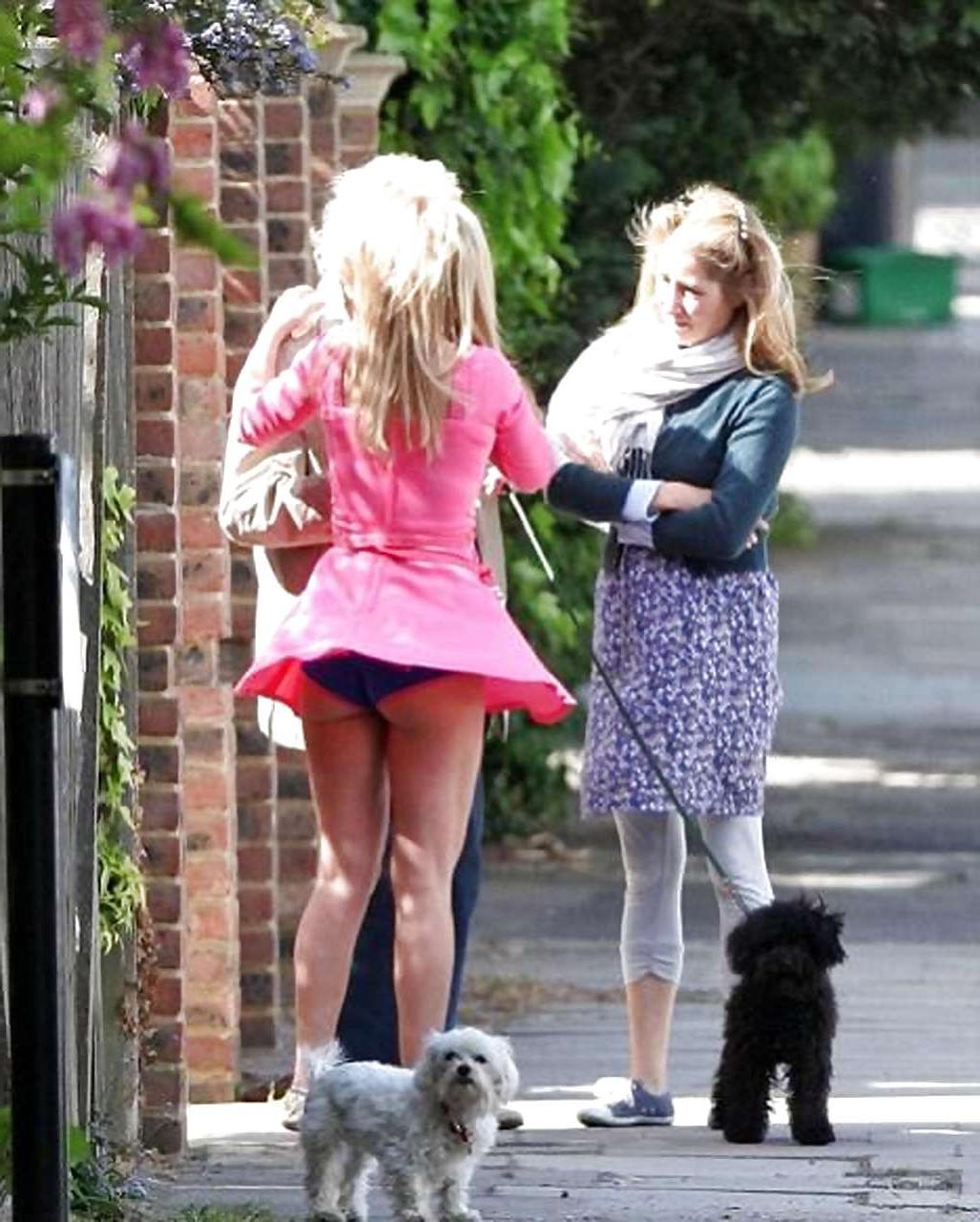 16P Geri Halliwell exposing her big boobs and upskirt in car paparazzi pictures