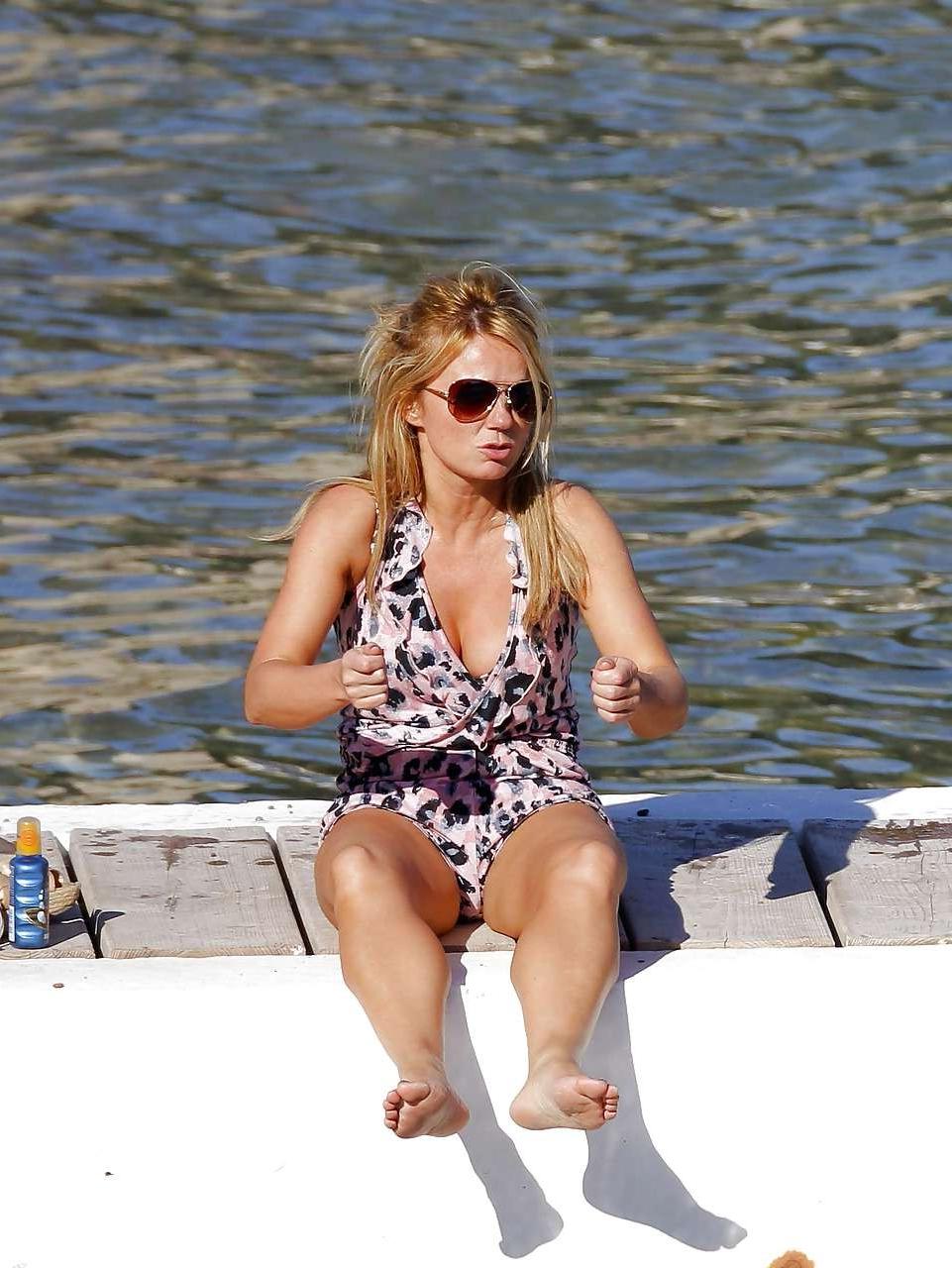 16P Geri Halliwell exposing her big boobs and upskirt in car paparazzi pictures