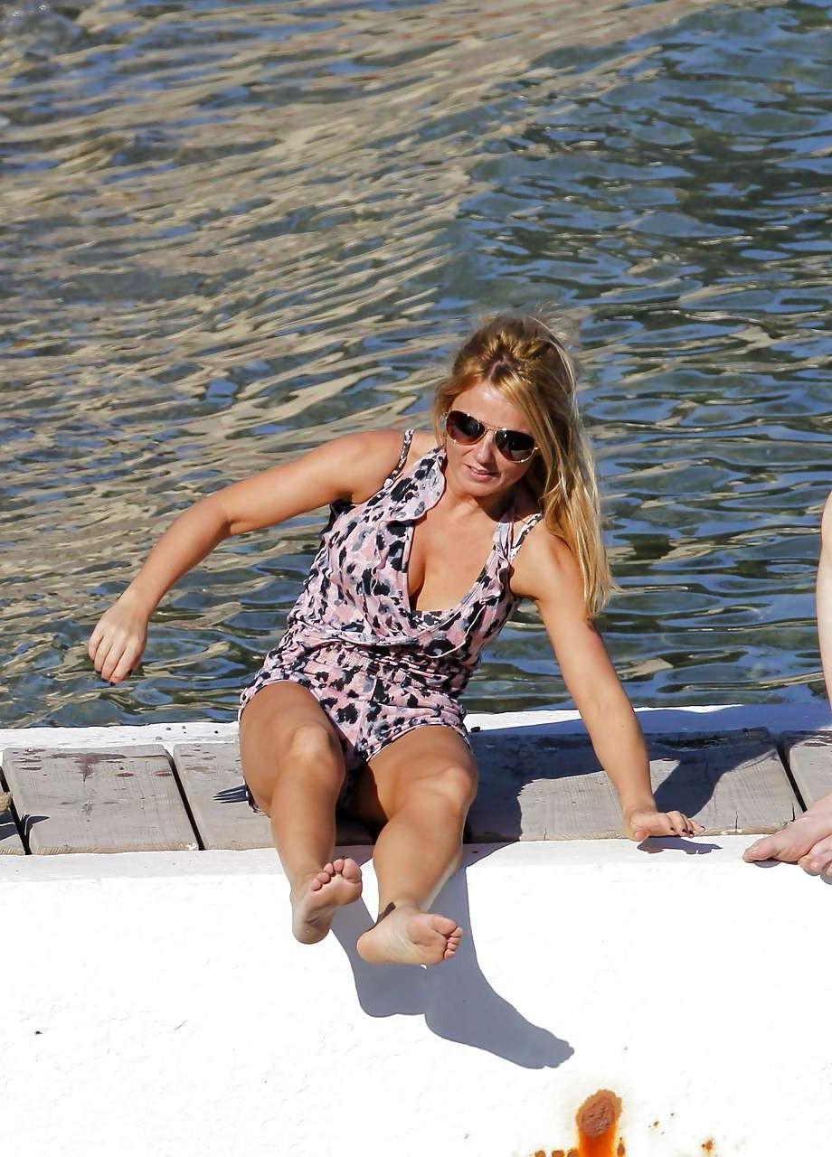 16P Geri Halliwell exposing her big boobs and upskirt in car paparazzi pictures