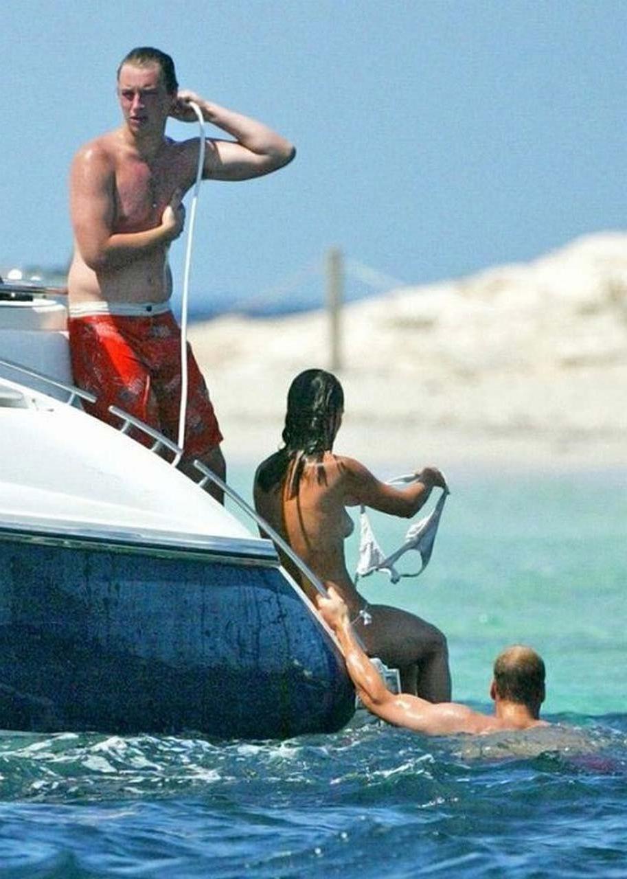 16P Pippa Middleton flashing her panties upskirt in car and her tits on yacht papara