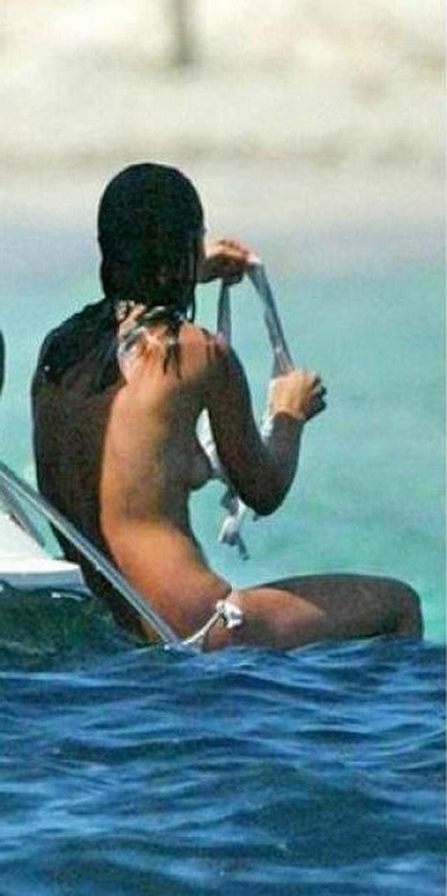 16P Pippa Middleton flashing her panties upskirt in car and her tits on yacht papara