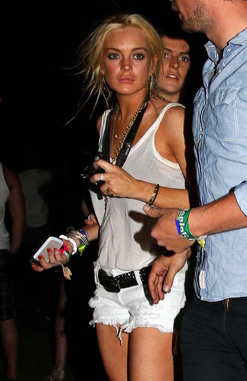 16P Lindsay Lohan showing a lot of legs and nipple slip in car paparazzi picutres