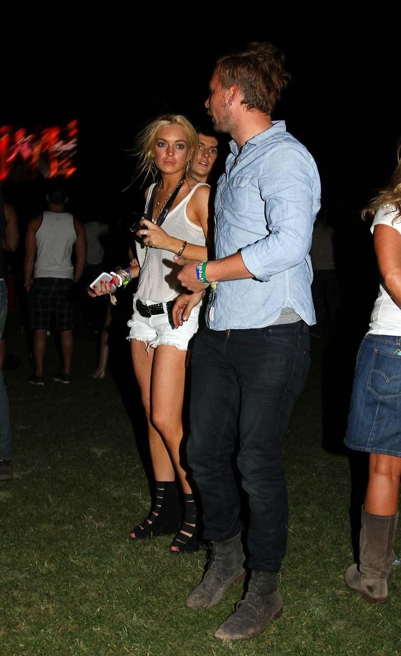 16P Lindsay Lohan showing a lot of legs and nipple slip in car paparazzi picutres