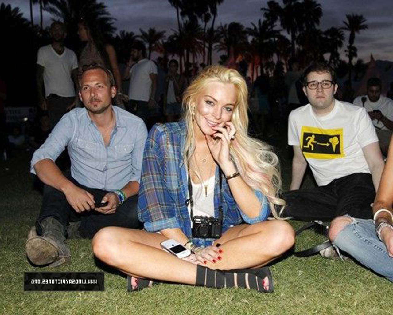 16P Lindsay Lohan showing a lot of legs and nipple slip in car paparazzi picutres