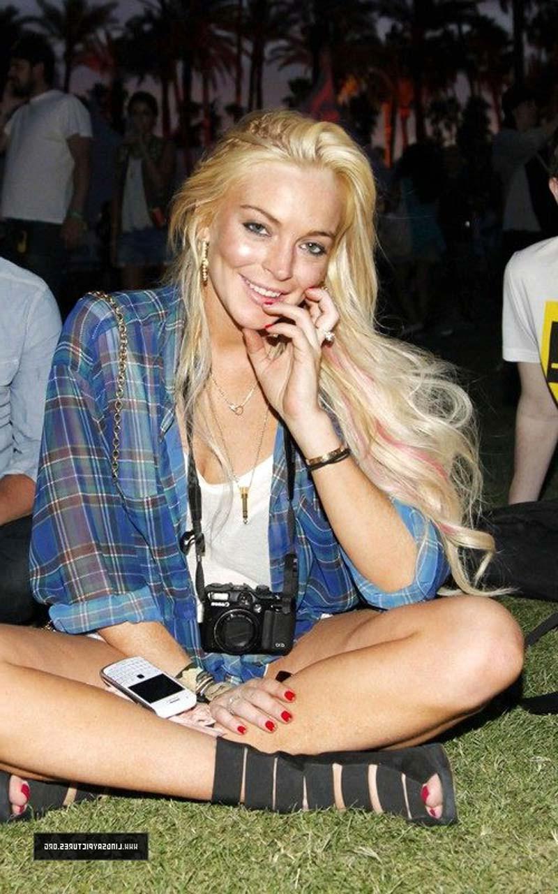 16P Lindsay Lohan showing a lot of legs and nipple slip in car paparazzi picutres