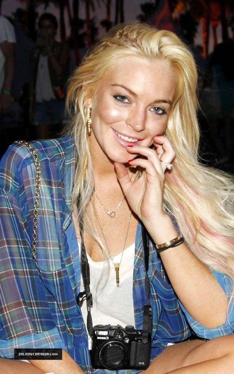 16P Lindsay Lohan showing a lot of legs and nipple slip in car paparazzi picutres