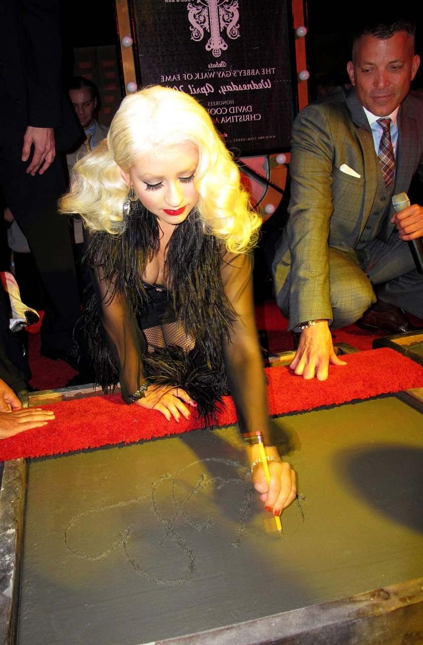 16P Christina Aguilera flashing her bare pussy upskirt in car paparazzi pictures