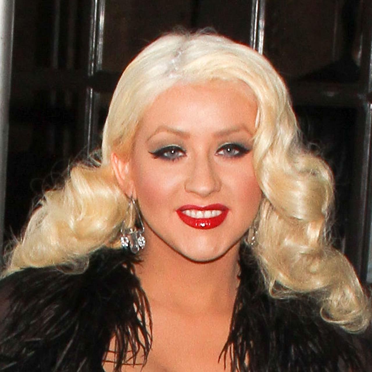 16P Christina Aguilera flashing her bare pussy upskirt in car paparazzi pictures
