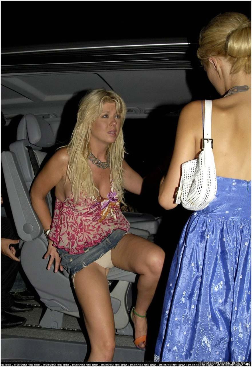 16P Tara Reid entblößt ihre schönen großen Brüste und fickt und zeigt ihr Höschen unterm Rock