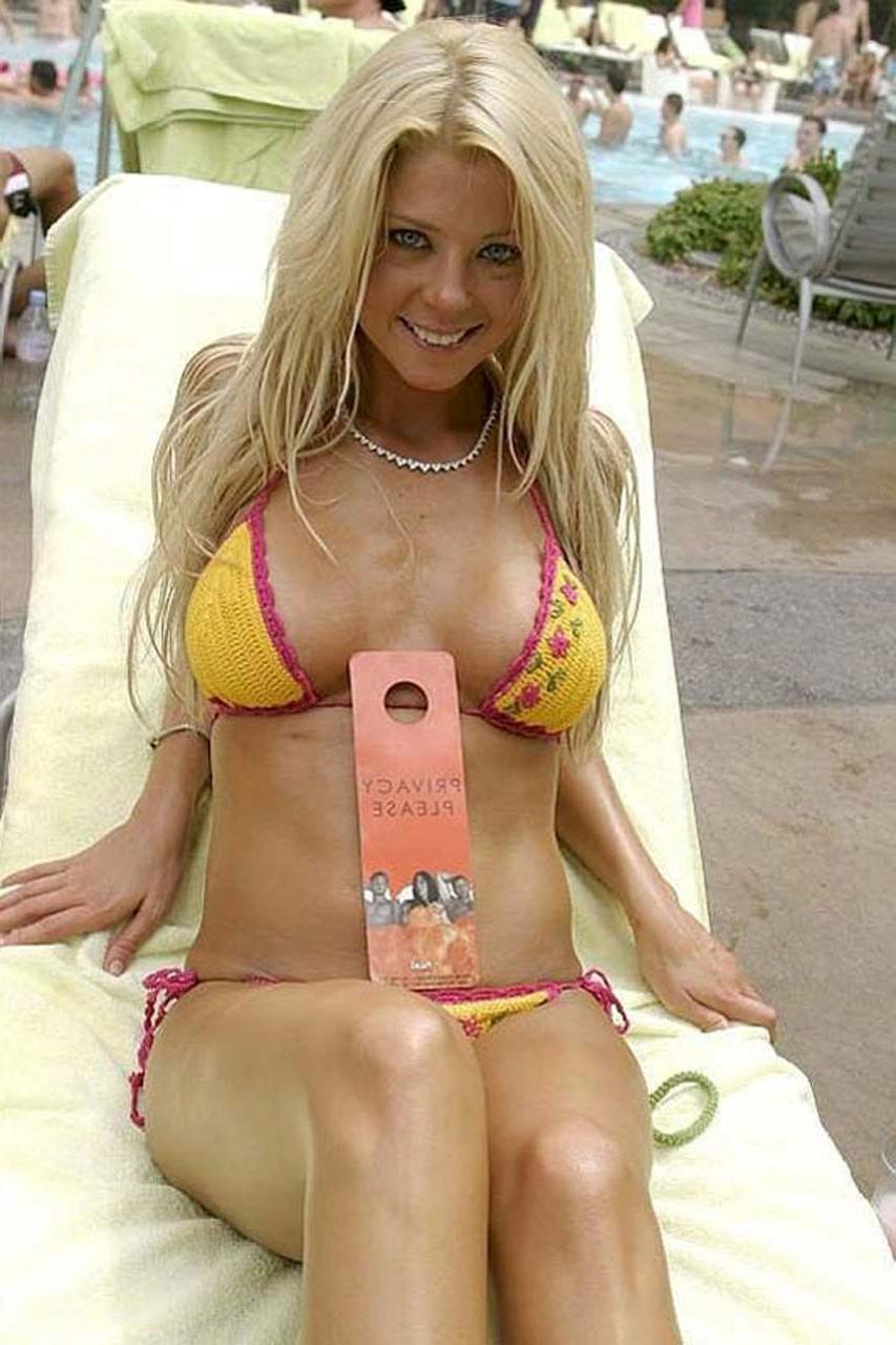 16P Tara Reid entblößt ihre schönen großen Brüste und fickt und zeigt ihr Höschen unterm Rock
