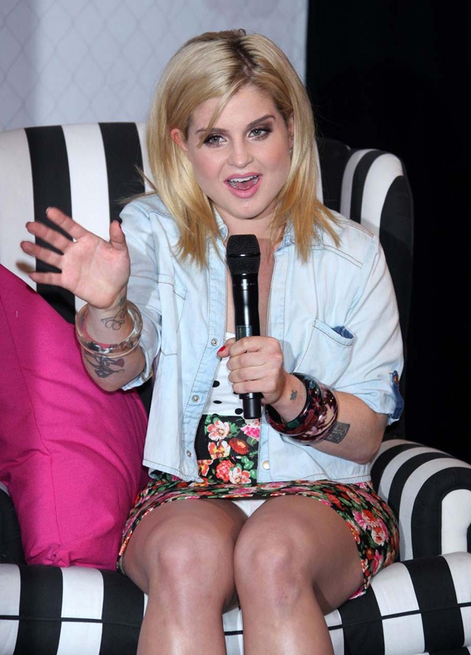 16P Kelly Osbourne flashing her white panties upskirt in car paparazzi pictures