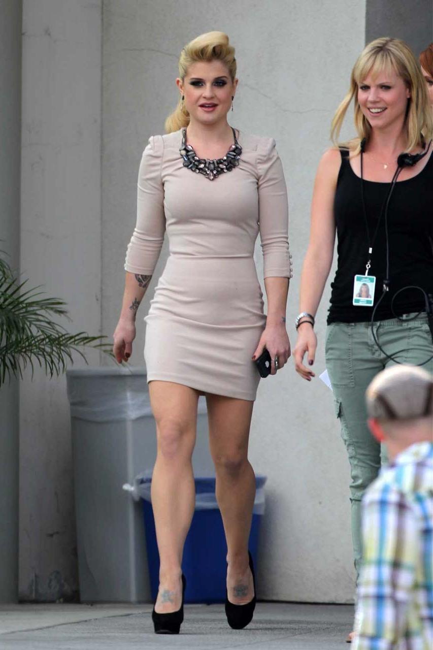16P Kelly Osbourne flashing her white panties upskirt in car paparazzi pictures