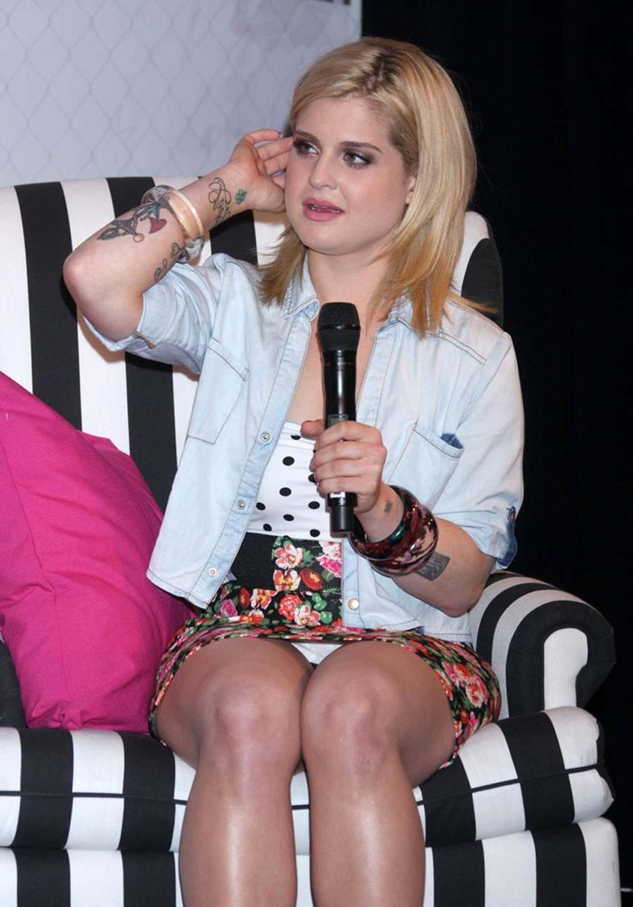 16P Kelly Osbourne flashing her white panties upskirt in car paparazzi pictures