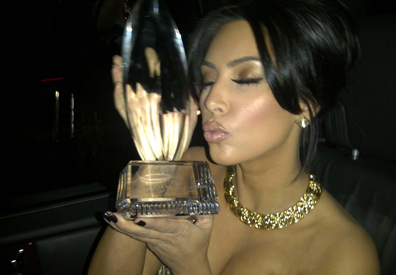 16P Kim Kardashian cleavy in underwear and upskirt in car paparazzi shoots