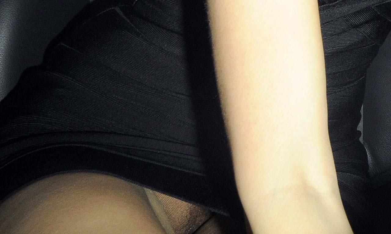 10P Kelly Brook flashing her bare pussy upskirt while exit from car paparazzi pictur