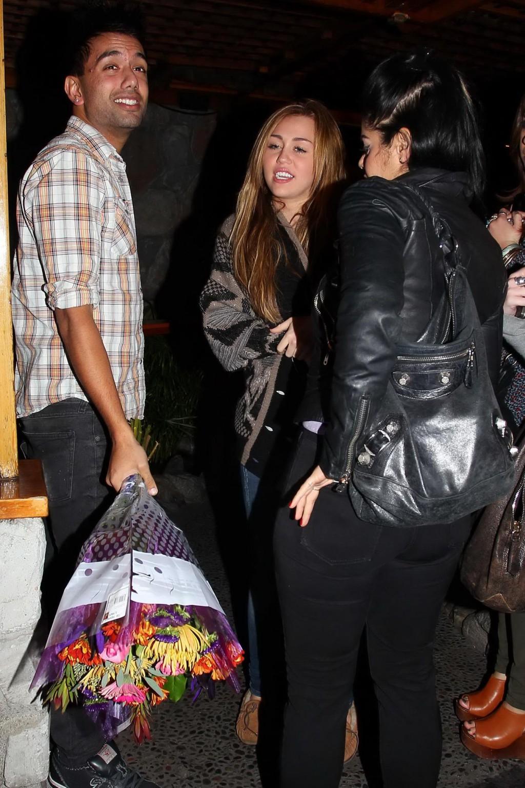 16P Miley Cyrus showing her pussy  boob at the self shot made in the hotel in Madrid
