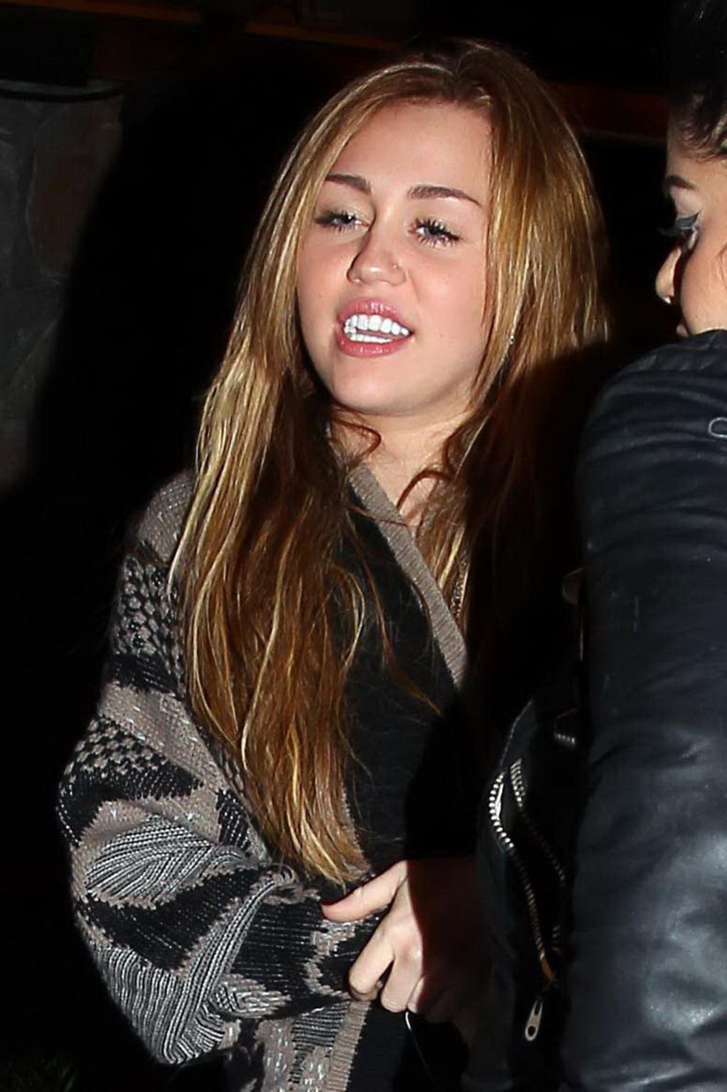 16P Miley Cyrus showing her pussy  boob at the self shot made in the hotel in Madrid