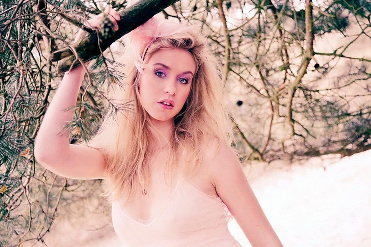 16P Steffi De Greve nude but hiding in Belgian Che magazine