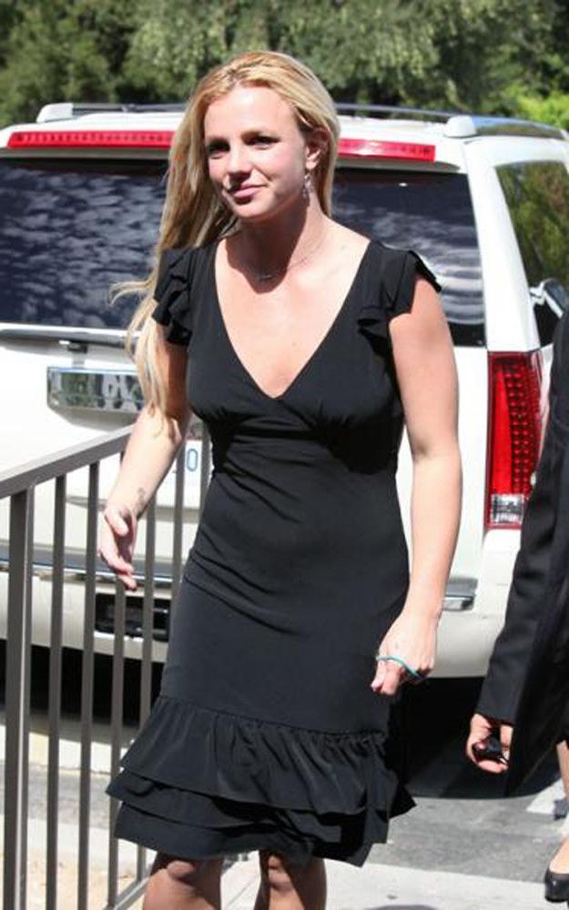 15P Britney Spears upskirt pussy while leaving her car