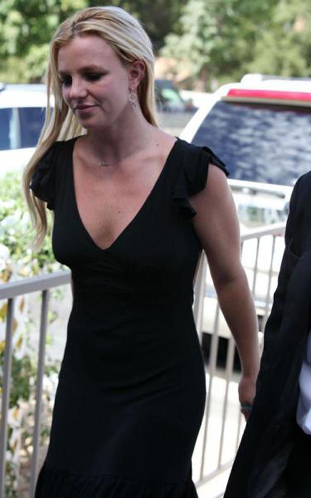 15P Britney Spears upskirt pussy while leaving her car