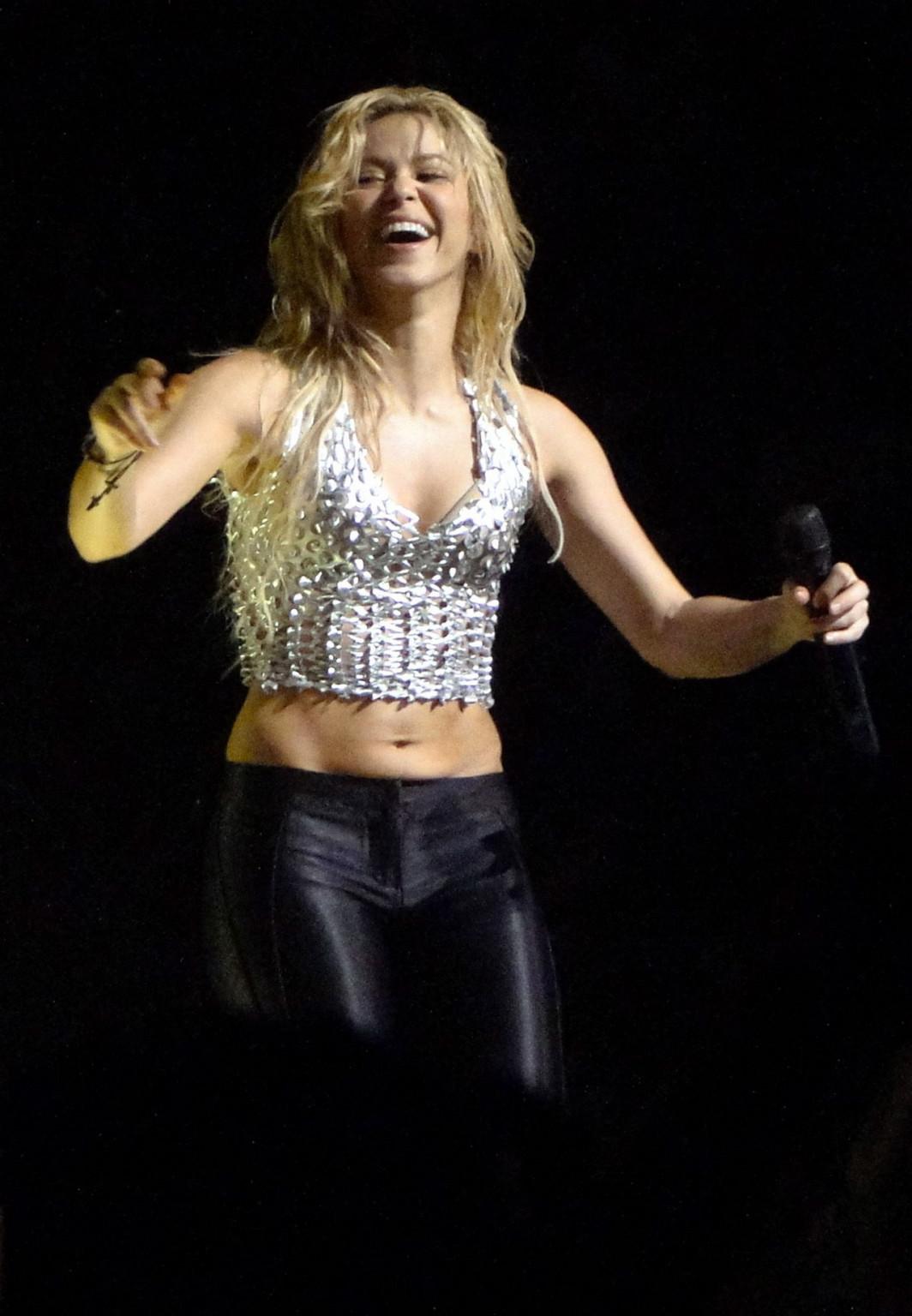 16P Shakira Ripoll belly dancing on the stage in Miami