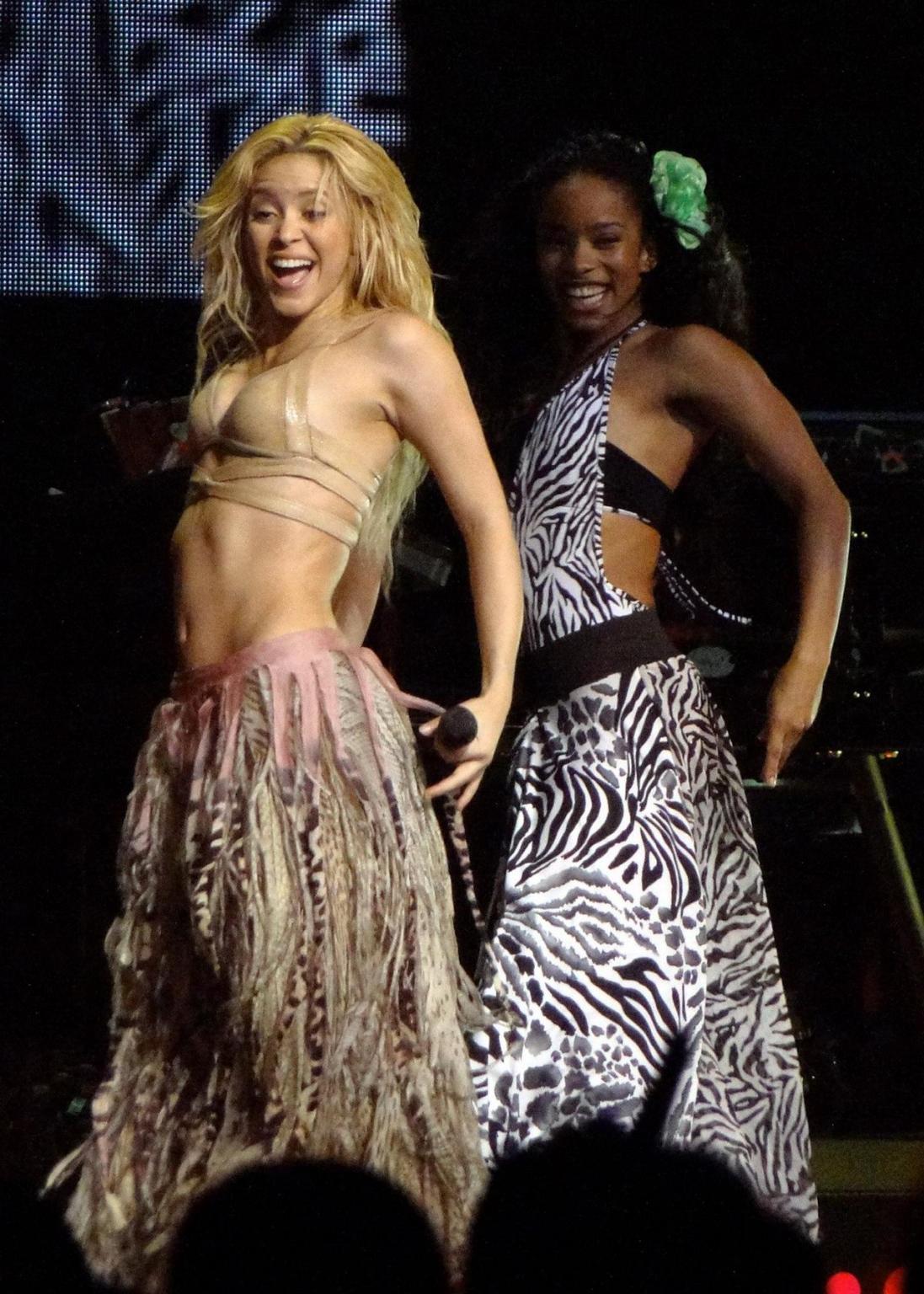 16P Shakira Ripoll belly dancing on the stage in Miami