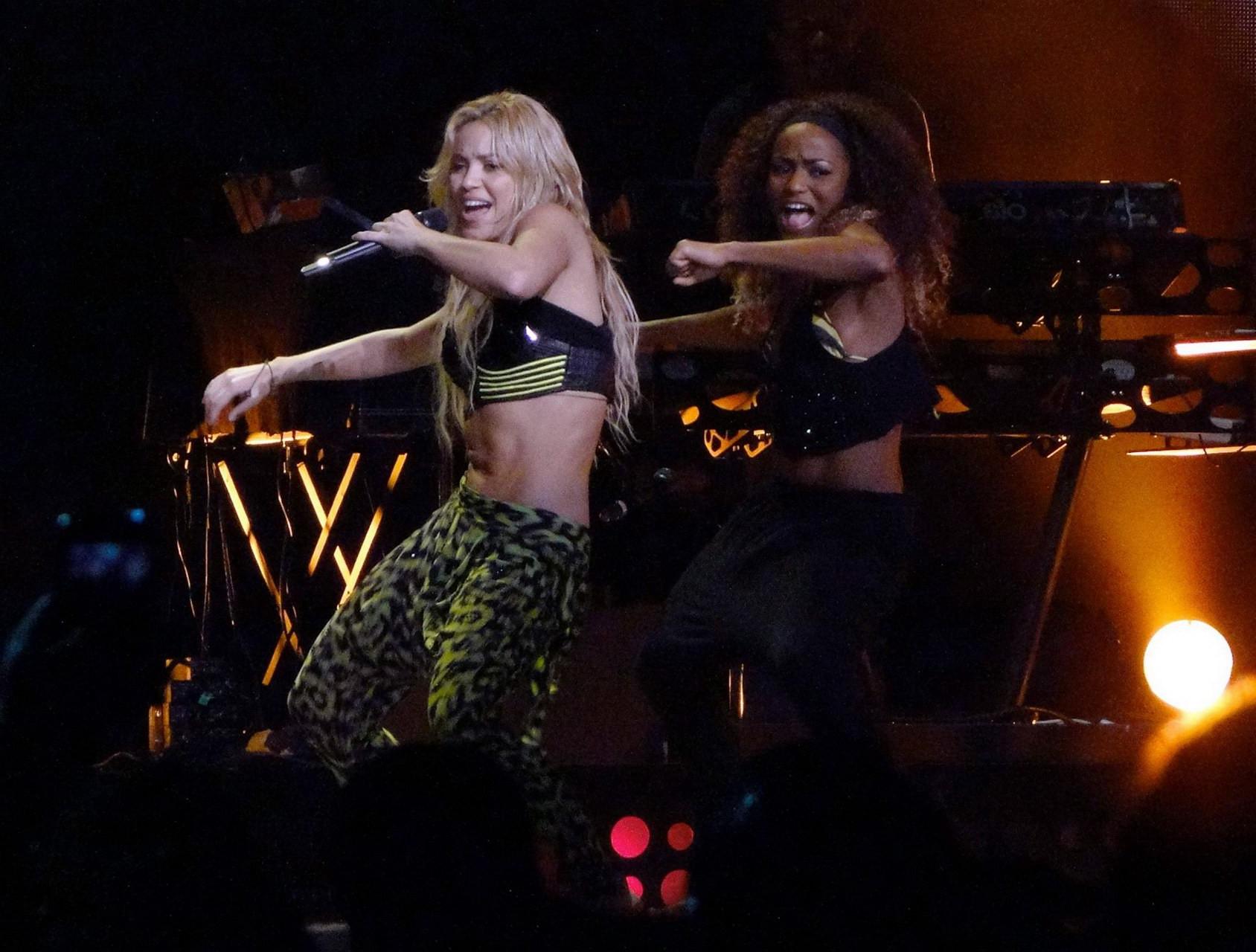16P Shakira Ripoll belly dancing on the stage in Miami
