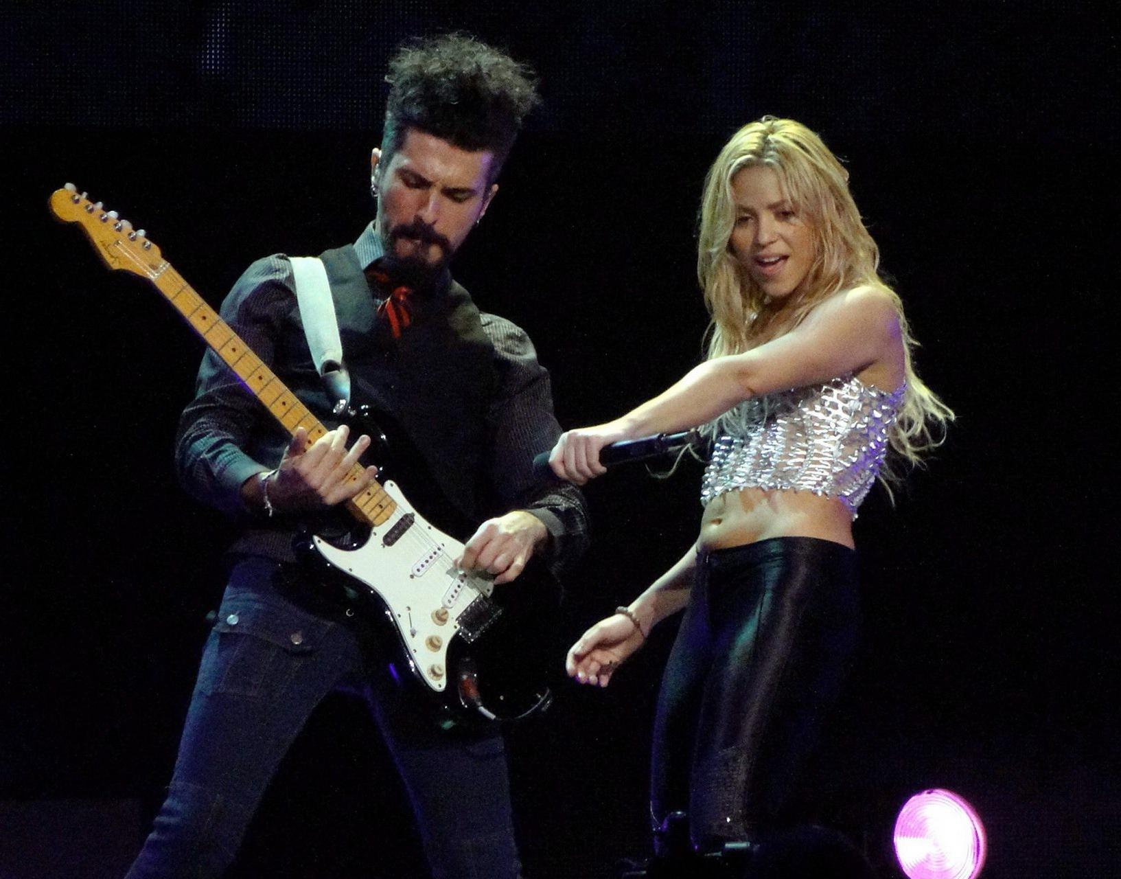 16P Shakira Ripoll belly dancing on the stage in Miami