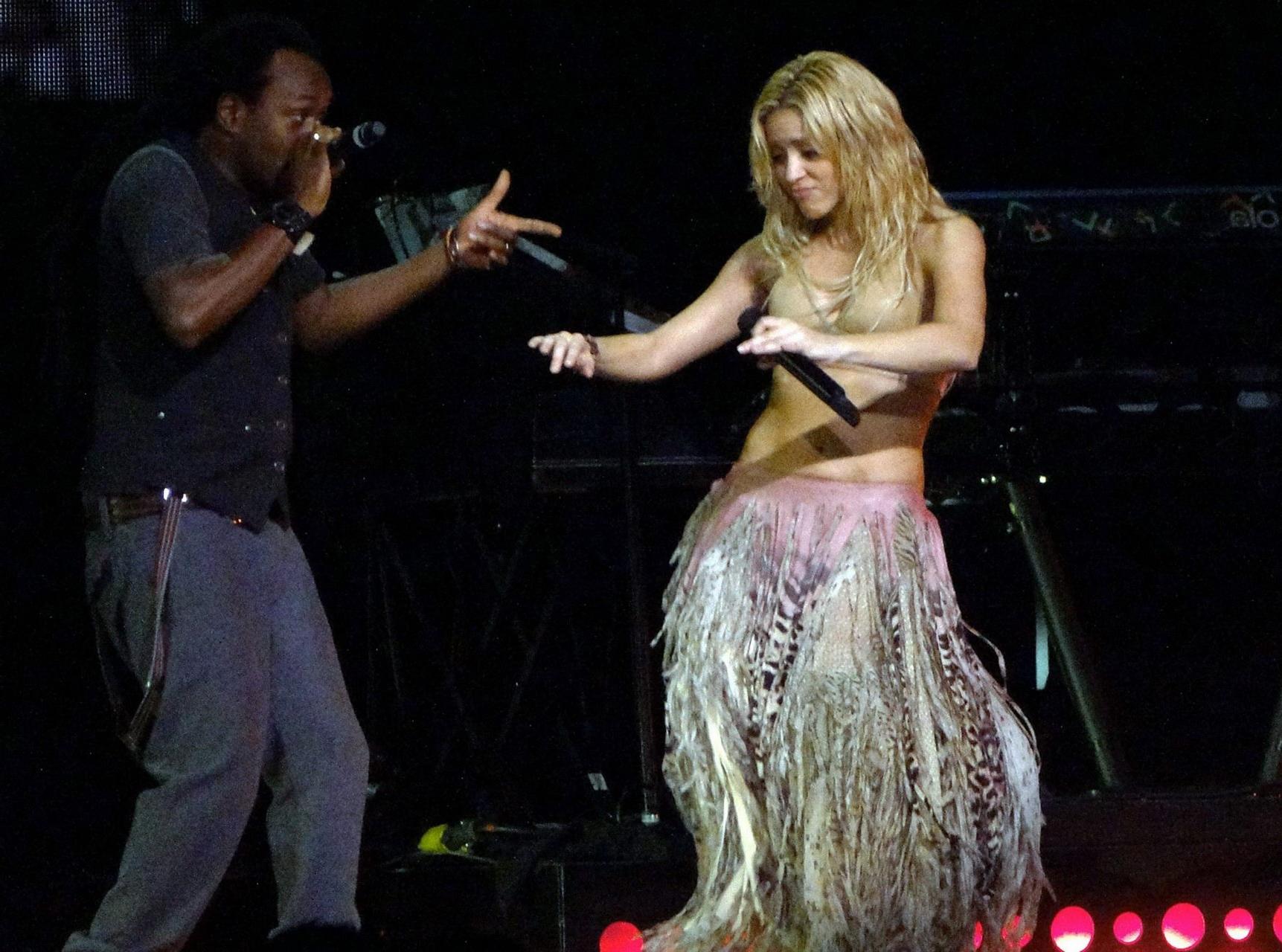 16P Shakira Ripoll belly dancing on the stage in Miami