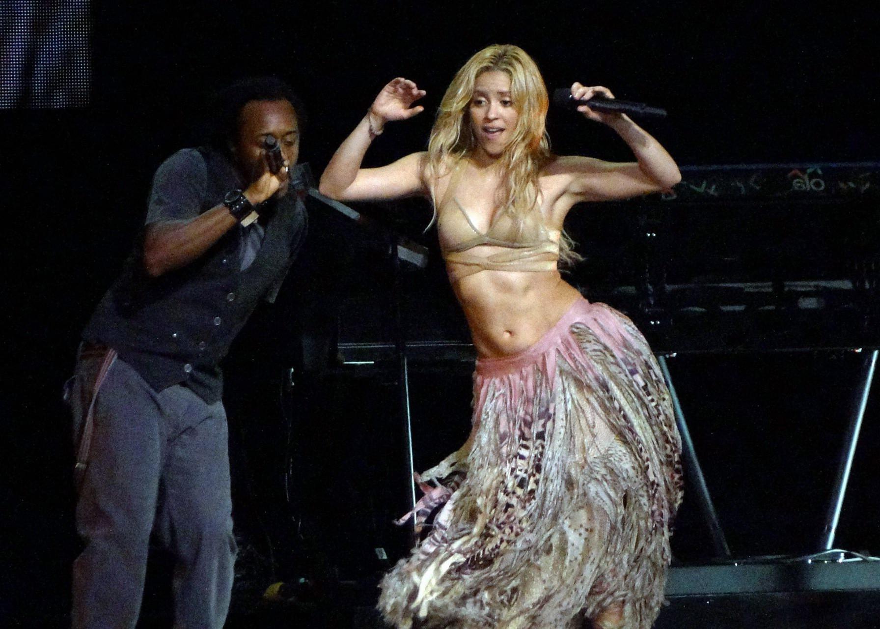 16P Shakira Ripoll belly dancing on the stage in Miami