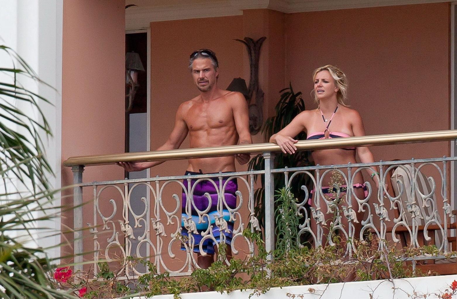 16P Britney Spears wearing bikini at her hotel in Hawaii