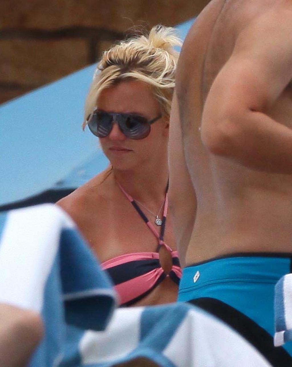 16P Britney Spears wearing bikini at her hotel in Hawaii