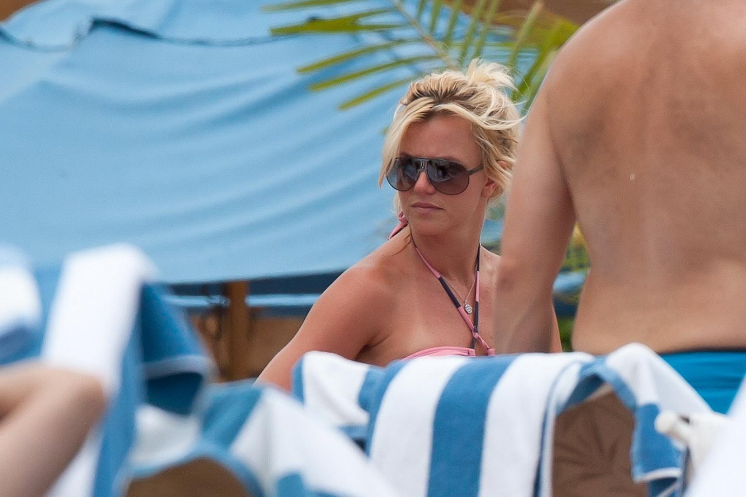 16P Britney Spears wearing bikini at her hotel in Hawaii