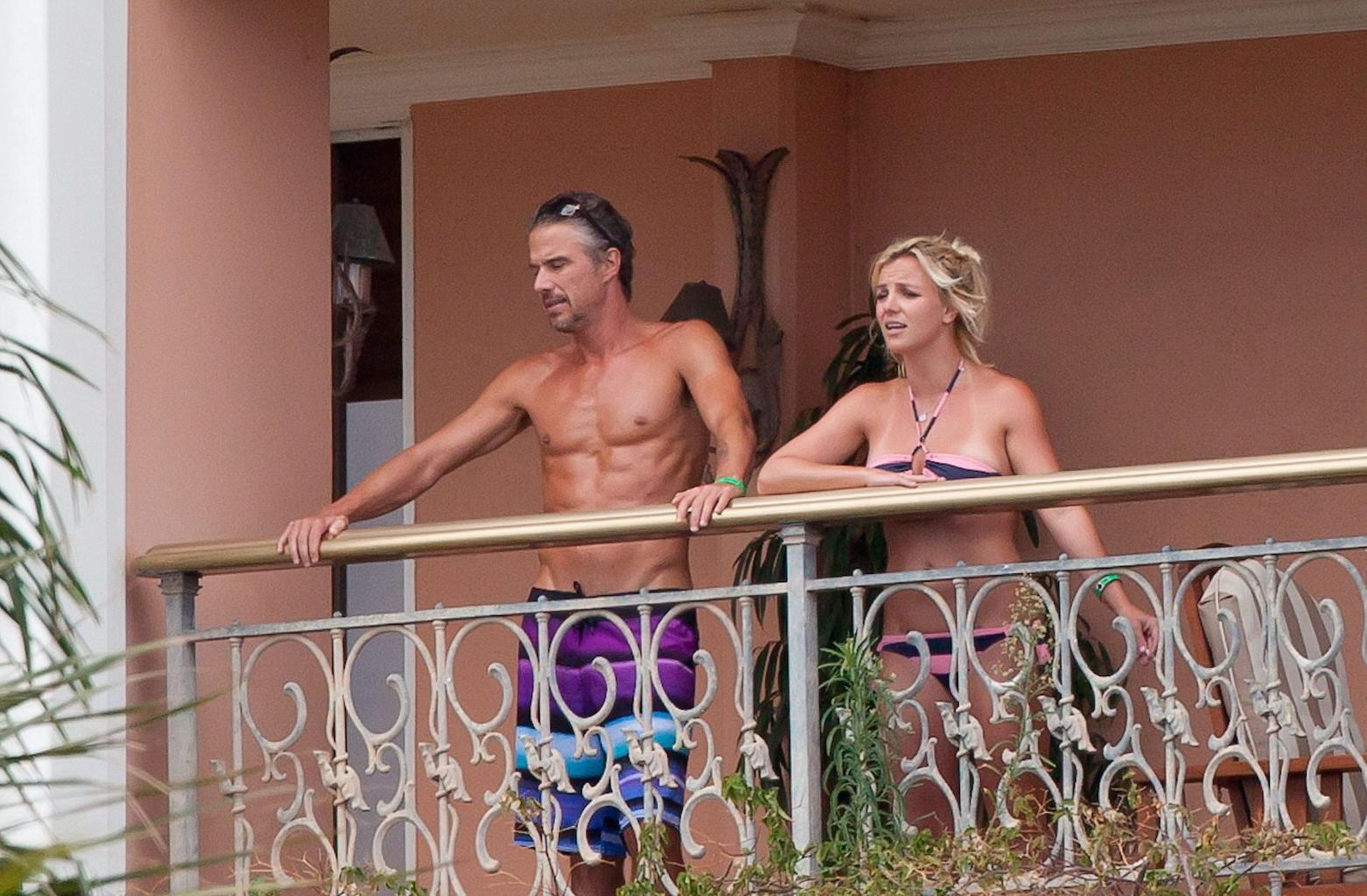 16P Britney Spears wearing bikini at her hotel in Hawaii
