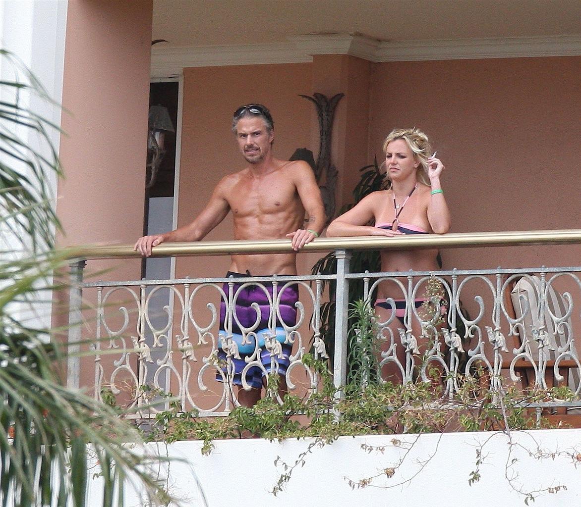 16P Britney Spears wearing bikini at her hotel in Hawaii