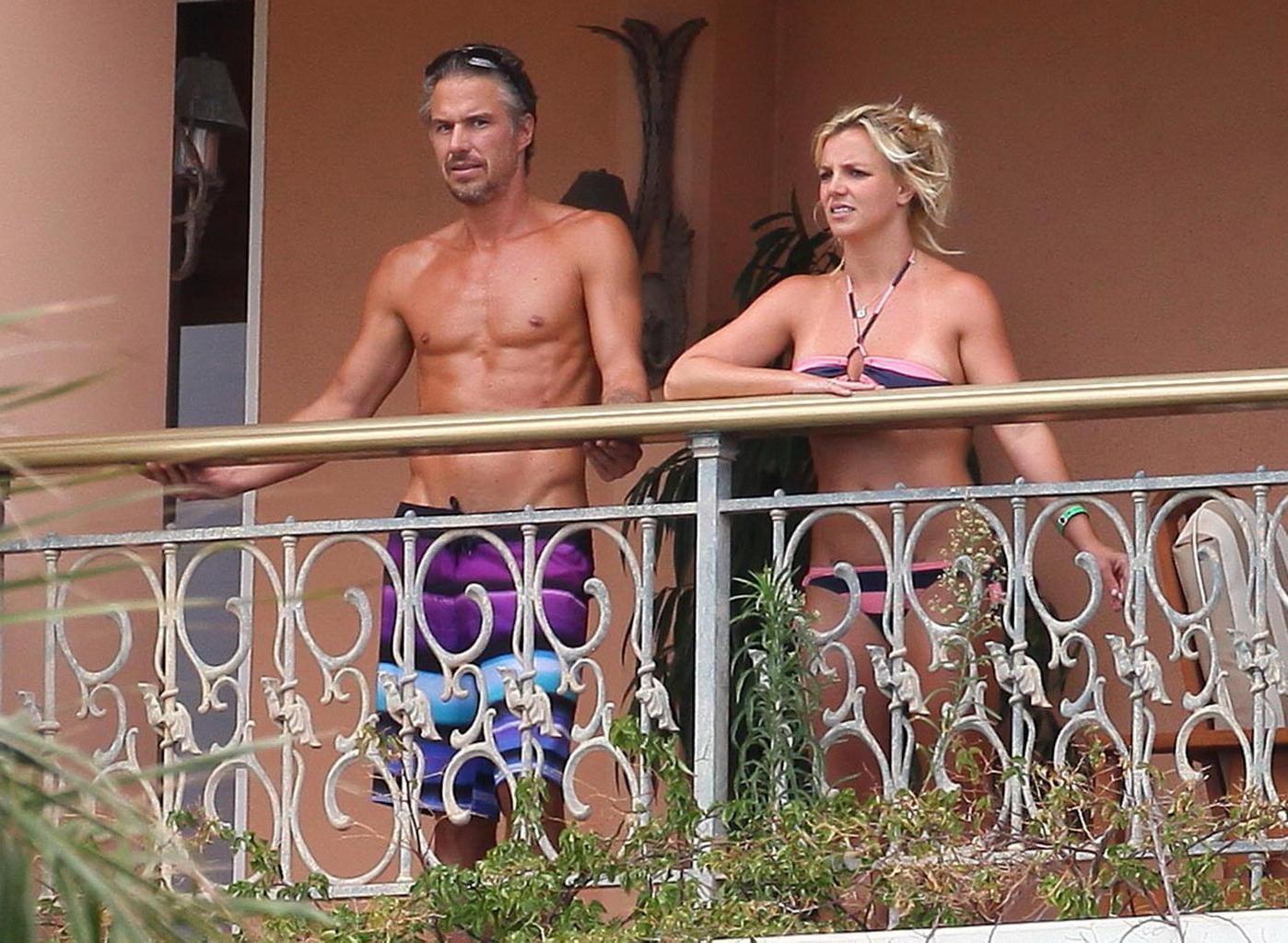 16P Britney Spears wearing bikini at her hotel in Hawaii