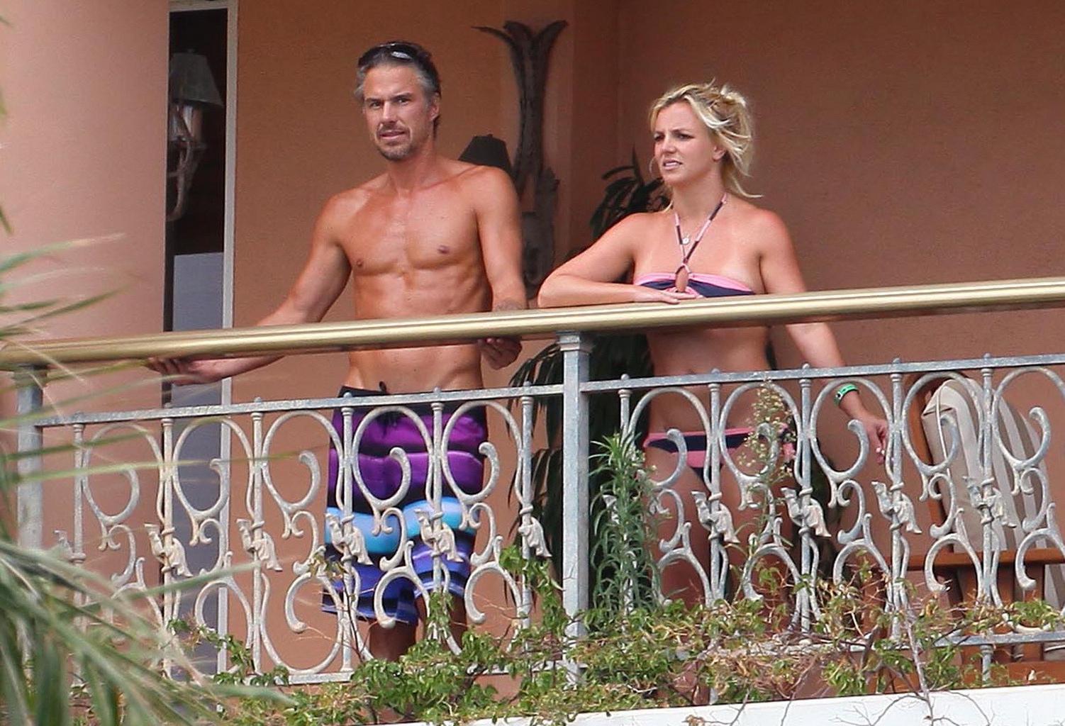16P Britney Spears wearing bikini at her hotel in Hawaii
