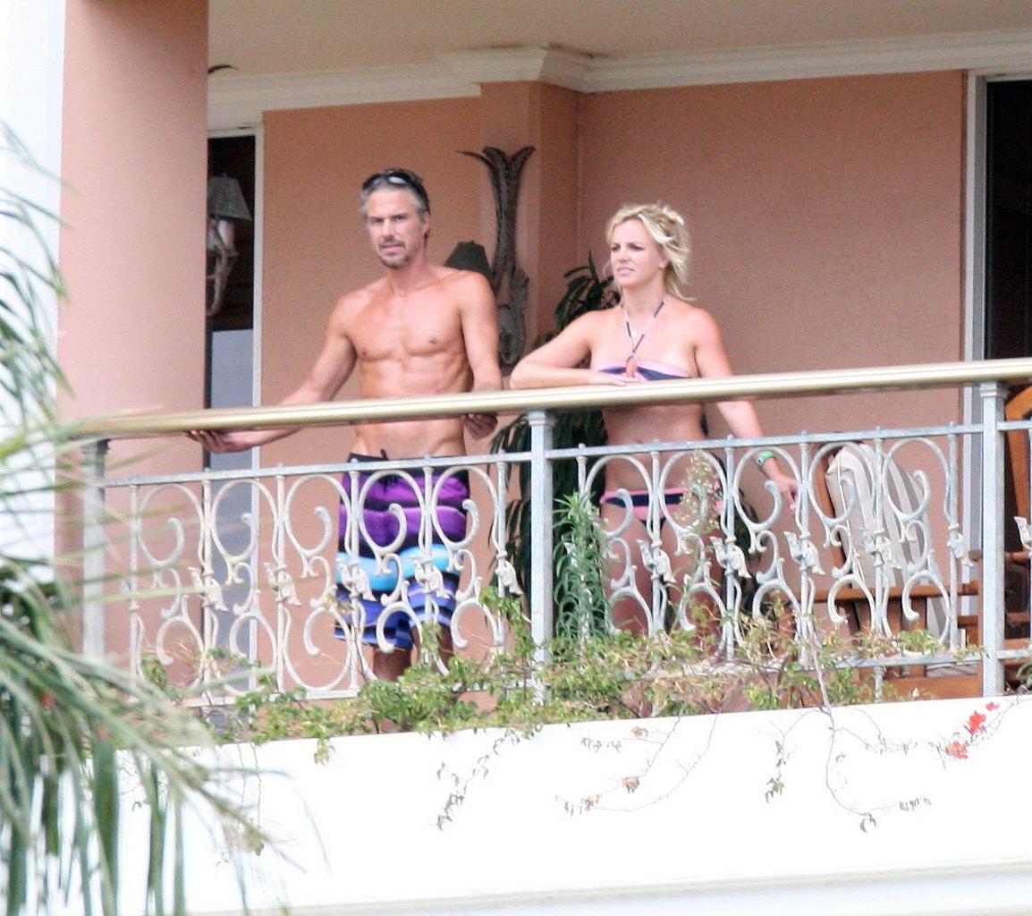16P Britney Spears wearing bikini at her hotel in Hawaii