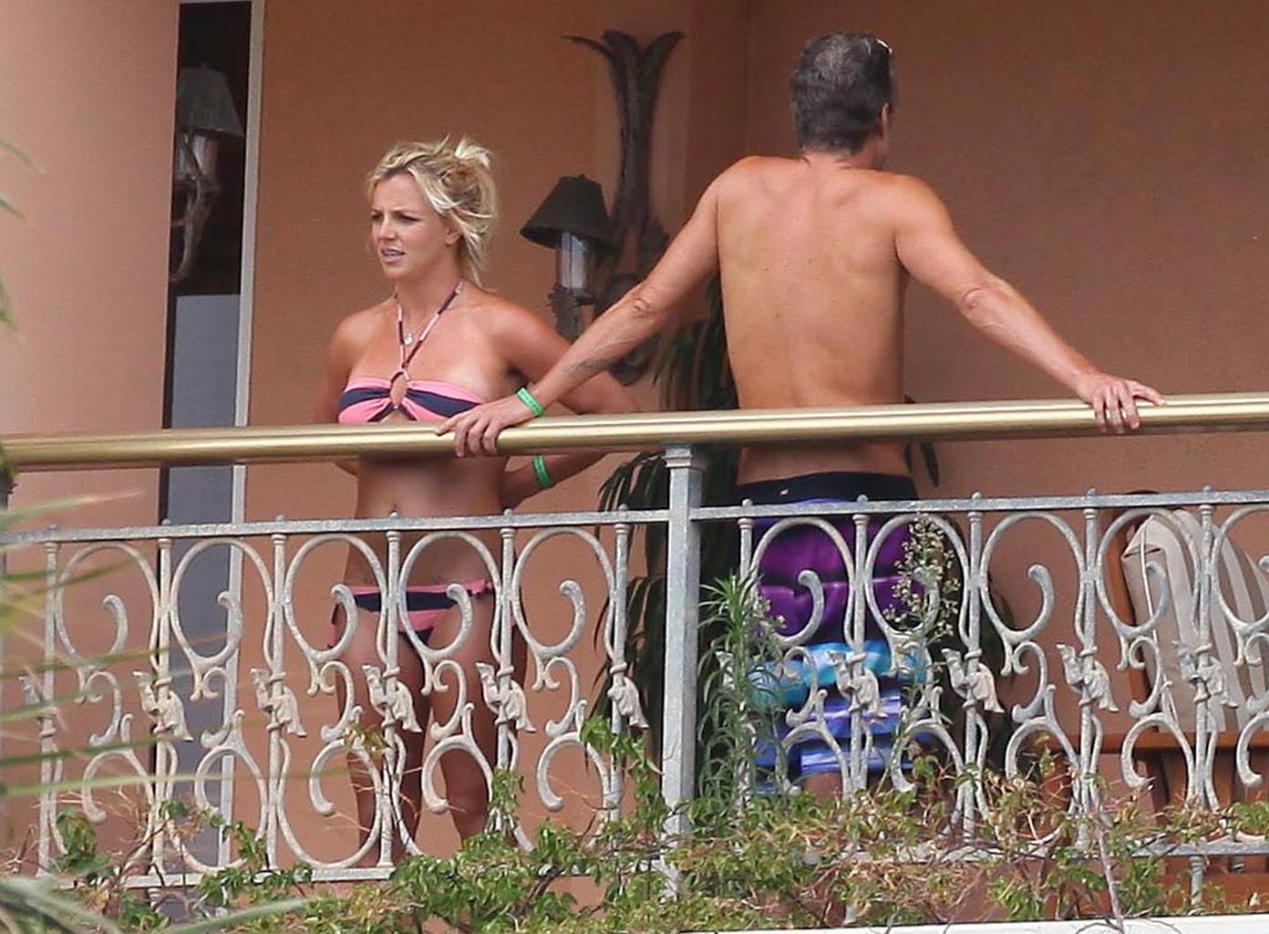 16P Britney Spears wearing bikini at her hotel in Hawaii
