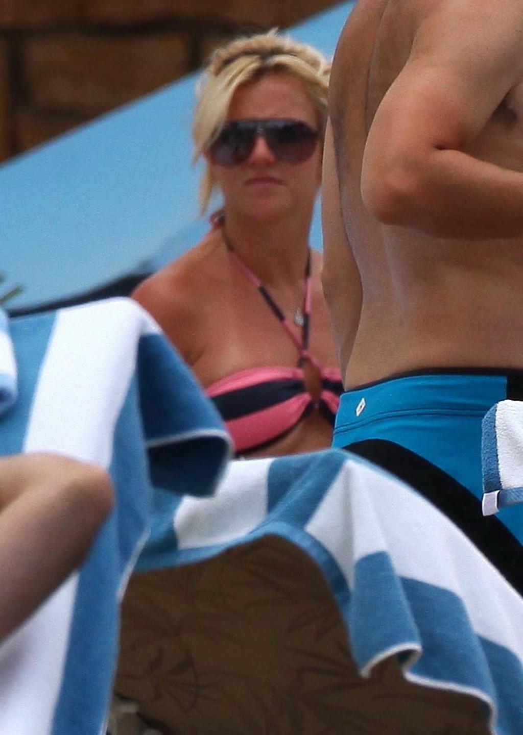 16P Britney Spears wearing bikini at her hotel in Hawaii